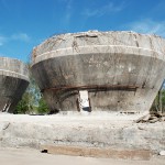 Cementfabriken i Klagshamn. 1902 startade cementtillverkningen i landets första roterugnar. Driften lades ner 1939. Idag har det mesta rivits. Malmö kommun ska utveckla platsen till ett besöksmål och dessa avkapade silor kommer att bevaras som en del i en ”ruinpark”. Foto Lena Knutson Udd 2014