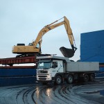 Cementfabriken i Degerhamn. Kol är en av de varor som anländer till Degerhamn med båt. Här pågår lossning av Nor Viking och lastbilar med kol kör mellan hamnen och fabrikens kolupplag. Foto Lena Knutson Udd 2010