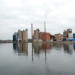 Cementfabriken i Degerhamn. Vy från södra pirarmen i hamnen. Flertalet cementfabriker byggdes vid en hamn så att transporterna kunde ske sjövägen. Foto Lena Knutson Udd 2010