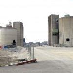 Cementfabriken i Limhamn. Här pågår rivning av fabriken och på platsen kommer ett nytt bostadsområde att uppföras. Några av silobyggnaderna ska sparas och byggas om till bostäder. Foto Lena Knutson Udd 2015