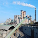 Cementfabriken i Slite. Vy från kanten av det äldre Östra brottet. Bakom fabrikskomplexet i bildens mitt gömmer sig två roterugnar, ugn 7 och 8, som båda togs i drift på 1970-talet. Foto Lena Knutson Udd 2009