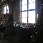 Den unika maskinparken med sina specialiserade verktyg finns fortfarande kvar och gör detta till den bäst bevarade silversmedjan i norra Europa. Ingemar fyller nu 70 år och arbetar fortfarande nästan dagligen i verkstaden. Foto Ida Dicksson 2013