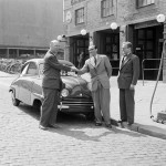 Petroleumindustrins historia - Tre män vid en bensinpump från Shell utanför Automobilpalatset i Stockholm. Foto www.stockholmskallan.se